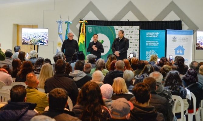 Municipio y Provincia entregaron escrituras a varelenses de más de 40 barrios
