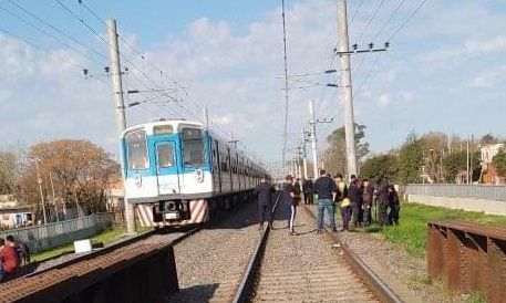 F. Varela: Tragedia en las vias, nene murió embestido por un tren, vándalos atacaron al maquinista y pasajeros