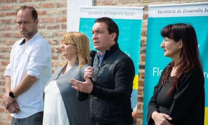 F. Varela: Andrés Watson entregó certificados a estudiantes de lengua de señas