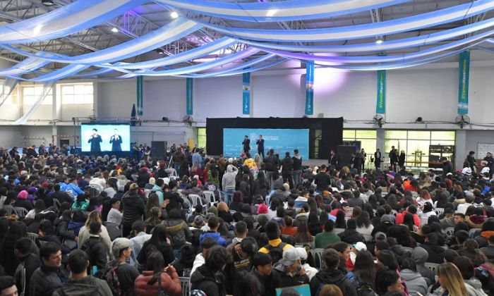 Andrés Watson y Axel Kicillof entregaron 2150 netbooks a estudiantes varelenses