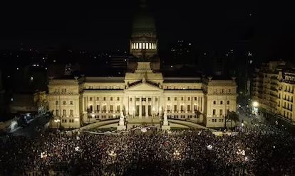 Cacerolazo contra las medidas anunciadas por el presidente Milei
