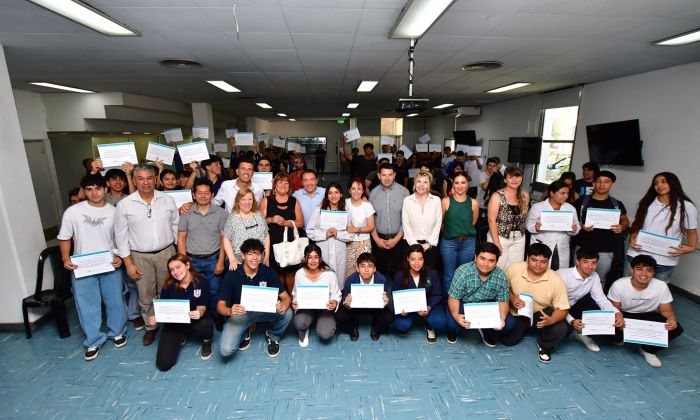 F. Varela - Certificados para estudiantes de escuelas técnicas por prácticas en el Municipio