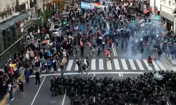 CABA – Incidentes en Congreso: corridas, piedrazos, gas pimienta y balas de goma