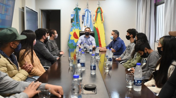 Watson junto a participantes de los Juegos Bonaerenses