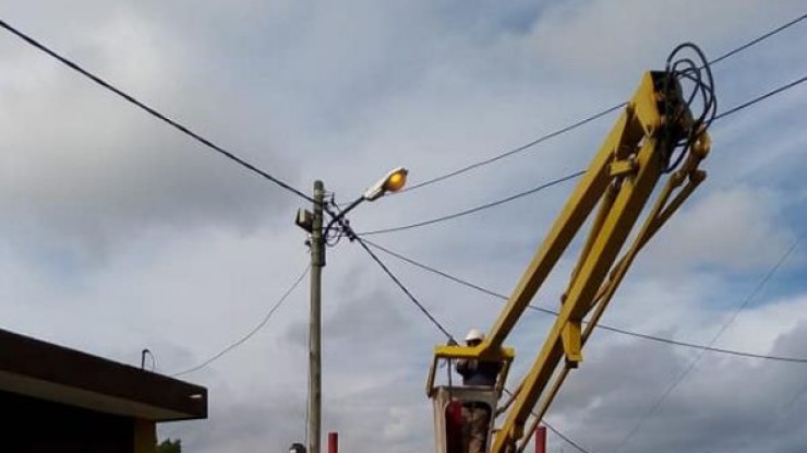 Labores de reparación de luminarias en Florencio Varela