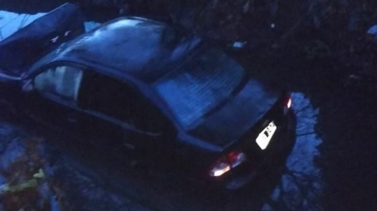 Hombre herido tras caer con su auto en arroyo