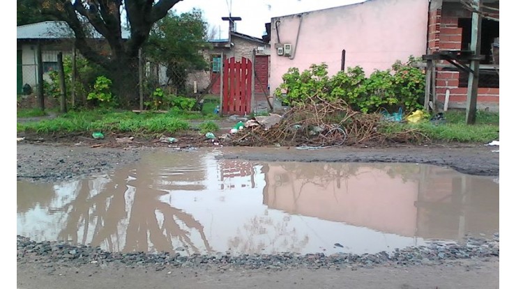Vecinos del barrio R.Rojas reclaman por el mal estado de las calles
