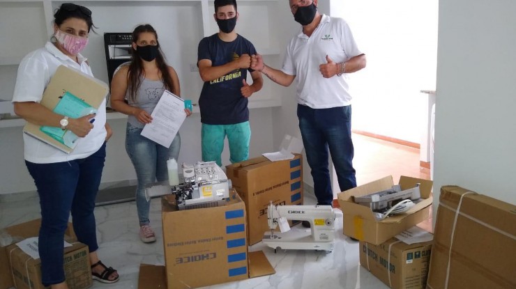Entrega de maquinarias a emprendedores textiles