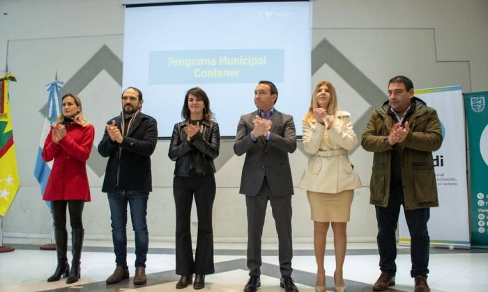 F. Varela: Andrés Watson presentó el programa municipal “Contener” junto al INADI