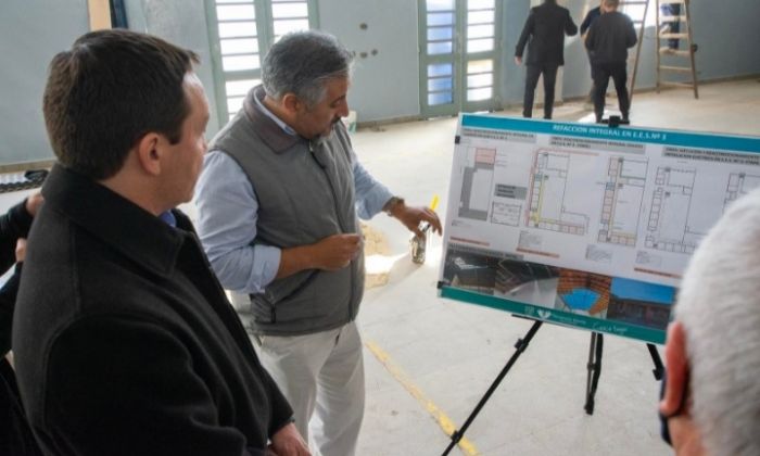 F. Varela: Watson verificó obras y estipuló nuevas intervenciones en la Secundaria Nº3