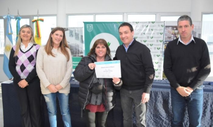 F. Varela: Entrega de certificados a estudiantes de programación