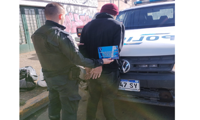 Berazategui: Un sujeto intentó vender objetos que robó de una vivienda pero lograron detenerlo