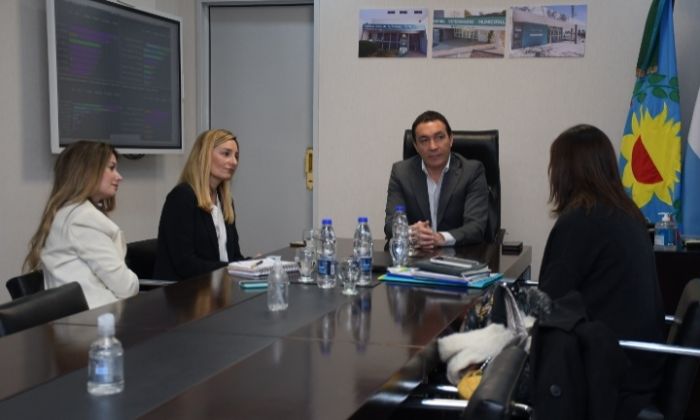 F. Varela: Watson junto a autoridades de la Universidad Nacional de La Plata