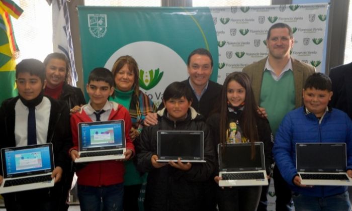 Estudiantes varelenses recibieron netbooks para fortalecer la enseñanza
