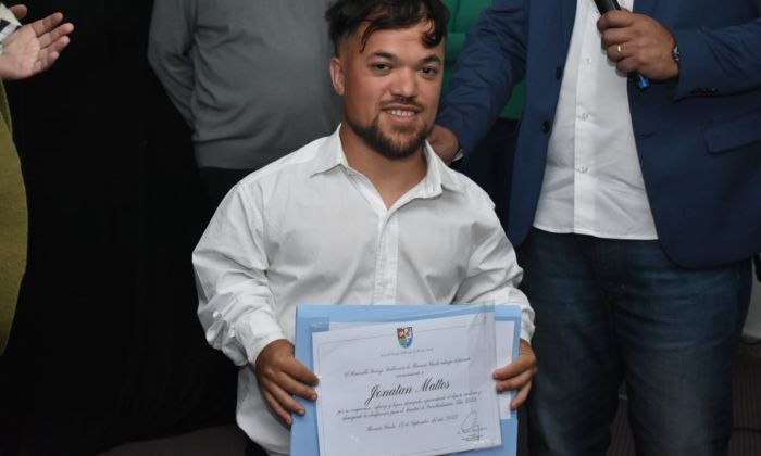 El deportista Jonatan Mattos recibió un reconocimiento en la decimotercera sesión del HCD varelense