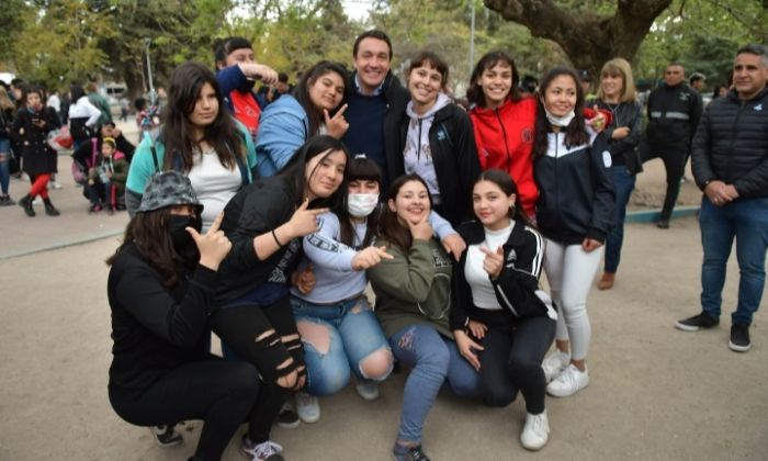 Cientos de varelenses celebraron el Día del Estudiante en la Plaza San Juan Bautista