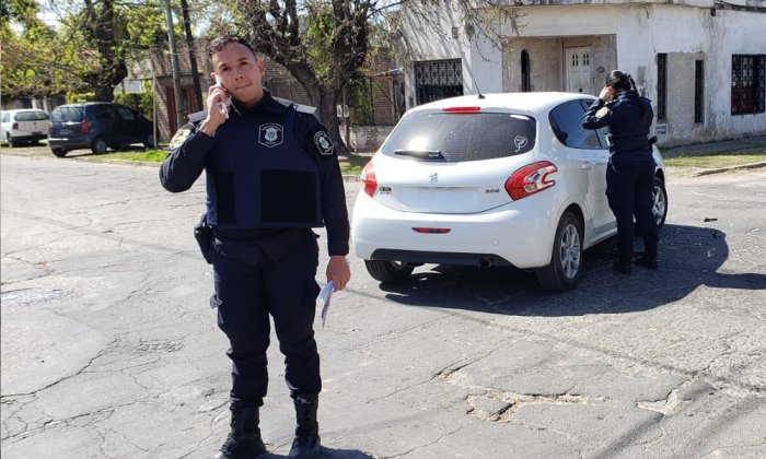 Cruce Varela: Choque entre un micro y un automovil sin patente,  manejado por una mujer policia
