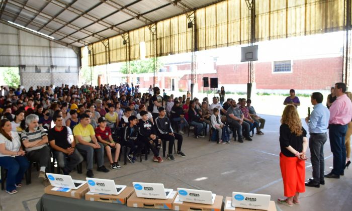 F. Varela: “Conectar Igualdad”: estudiantes de la Secundaria Nº6 “Homero Manzi” recibieron sus netbooks