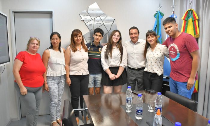F. Varela: “Voces Adolescentes”: Andrés Watson junto a ganadores y ganadoras del concurso