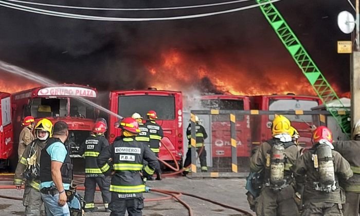 Florencio Varela - Feroz incendio en el depósito del ex Grupo Plaza