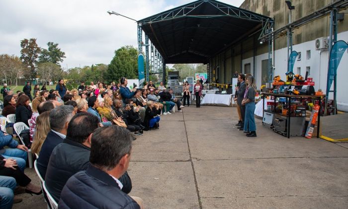 Florencio Varela - Municipio y Nación entregaron suministros para diversos emprendimientos