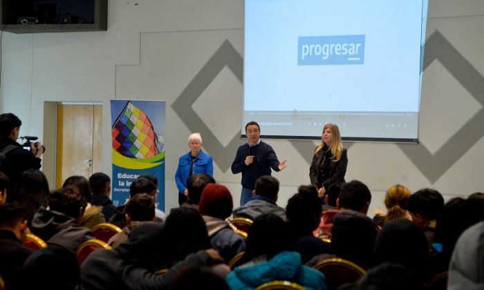 Taller y elementos escolares para estudiantes de secundarias varelenses