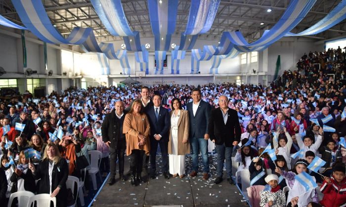 Estudiantes varelenses realizaron su promesa a la Bandera