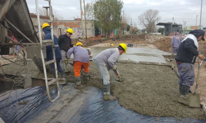 Florencio Varela - Labores de hormigonado en la obra vial de El Parque
