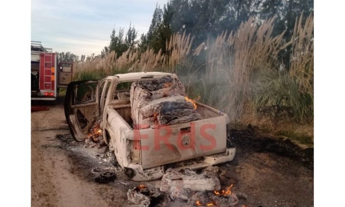 Robaron una camioneta que llevaba boletas de Unión por la Patria y la prendieron fuego