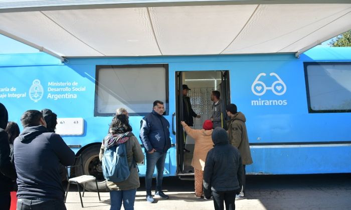F. Varela - Atención oftalmológica y entrega de anteojos en Santa Rosa