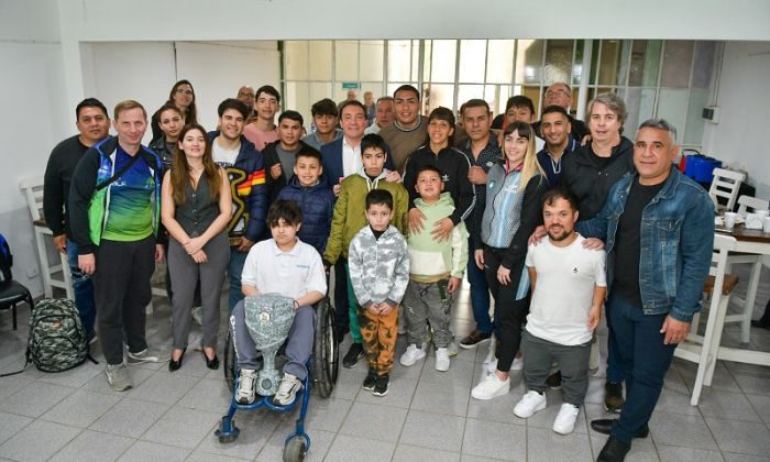 F. Varela - Andrés Watson junto a campeones locales