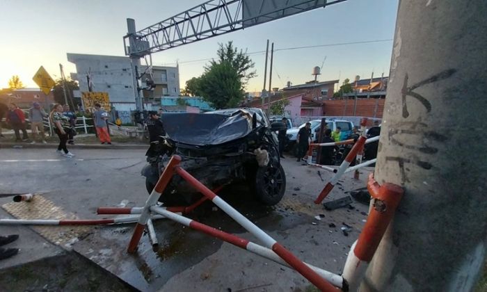 Florencio Varela – Cruzó con las barreras bajas y fue embestido por el tren