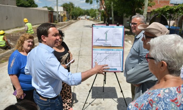 F. Varela - Andrés Watson supervisó tareas de pavimentación en Villa Angélica