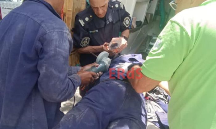La Plata- City Bell: Obrero fue rescatado tras caer y ser atravesado por una varilla