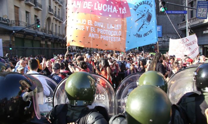 Mientras  se trata la ley Omnibus, crece la tensión frente al Congreso: aplican el protocolo para liberar las calles