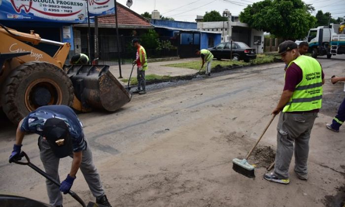 Continuaron los operativos de higiene urbana y saneamiento hidráulico en barrios varelenses