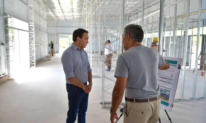 F. Varela - Andrés Watson comprobó avances en la construcción del Mercado Bonaerense