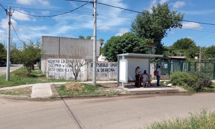 Florencio Varela - Colocación de refugios de transporte público