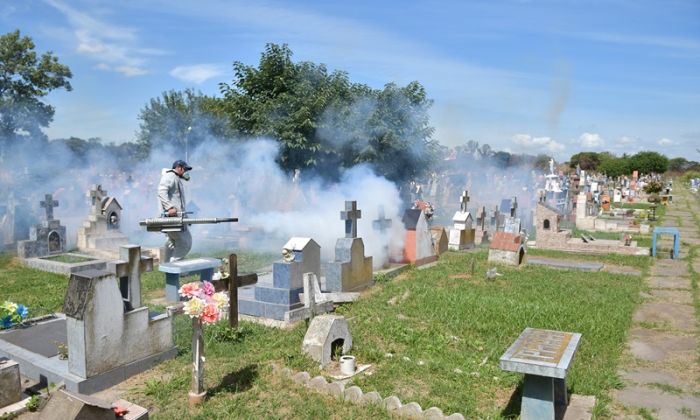 Florencio Varela - Fumigación en el cementerio municipal