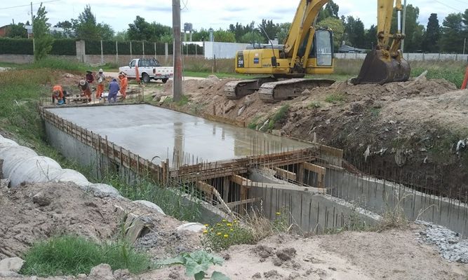 F. Varela - Llenado de hormigón y obra hidráulica en la Ruta Provincial Nº53