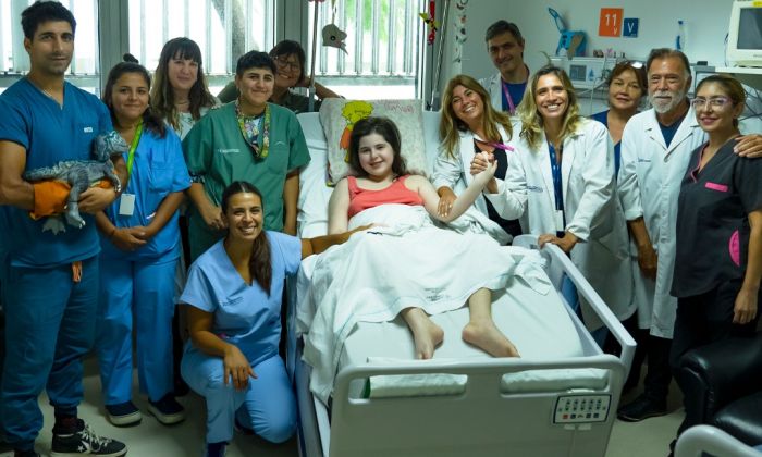 Olivia una "Pequeña gigante”, acompañada de los doctores super héroes del Hos. El Cruce