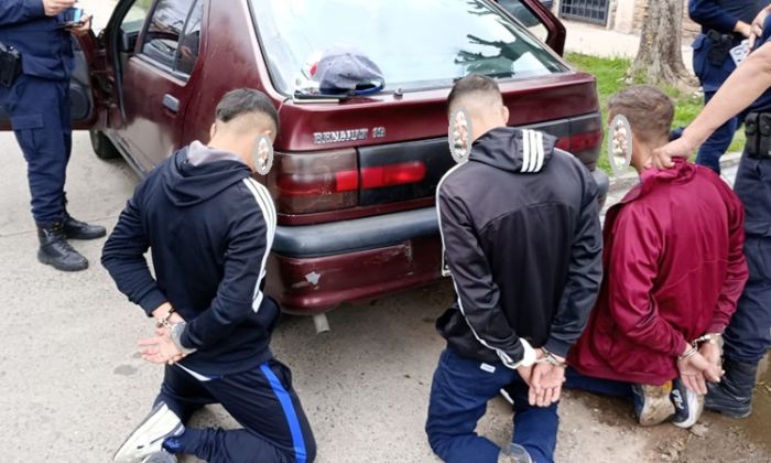 Berazategui – Robaron una camioneta a mano armada, fueron identificados y terminaron en la comisaría