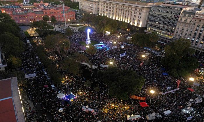 Marcha multitudinaria en defensa de la universidad