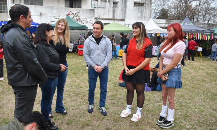 F. Varela - V-Com, la multiplicación de un fenómeno social, global y viral