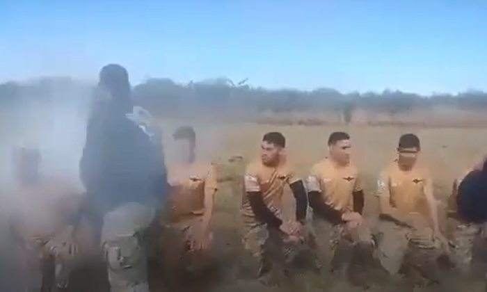 Cordoba: Salvaje bautismo, arrojaron cal viva a soldados del Ejército en el ritual de iniciación