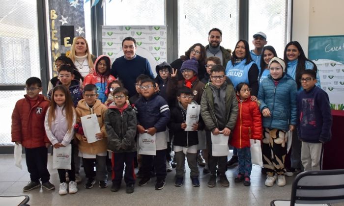 Florencio Varela – Entrega de anteojos a estudiantes de la Primaria 69