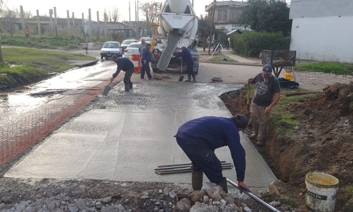 F. Varela - Reconstrucción vial en Av. Hudson y obra hidráulica en Villa Argentina