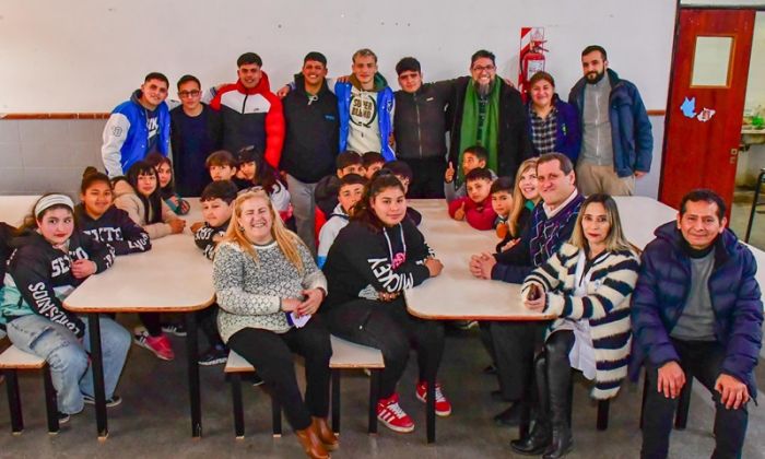 F. Varela - Estudiantes de la Técnica Nº4 donaron mobiliario a la Primaria Nº27