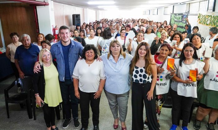 F. Varela – Plan “Conectando con vos” - Entrega de celulares a manzaneras