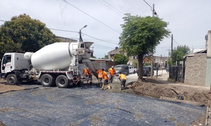 Nuevos asfaltos y desagües en barrios varelenses